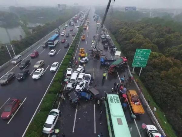 行車記錄儀視頻曝光！滬蓉高速25車連環(huán)相撞原因找到了